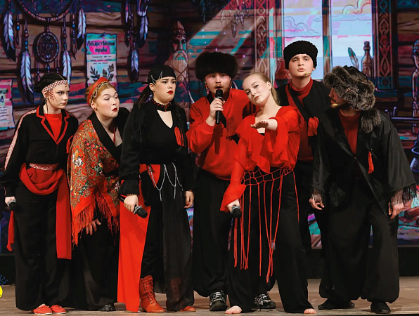 «Красная нить»: творческая программа факультета СКиФ напомнила о силе единства и горячих сердец