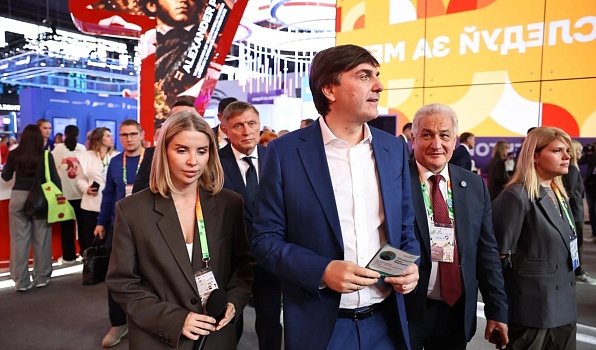 Интерактивный стенд Минпросвещения России открыли на Международном фестивале молодежи