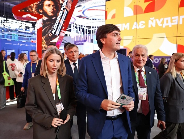 Интерактивный стенд Минпросвещения России открыли на Международном фестивале молодежи