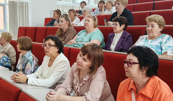 Встреча через десятилетия: выпускники филологического факультета вновь в Короленковском университете