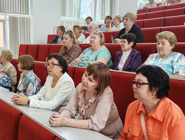 Встреча через десятилетия: выпускники филологического факультета вновь в Короленковском университете