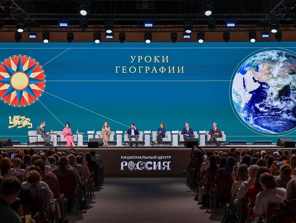Студентки ГИПУ - на Форуме учителей географии 