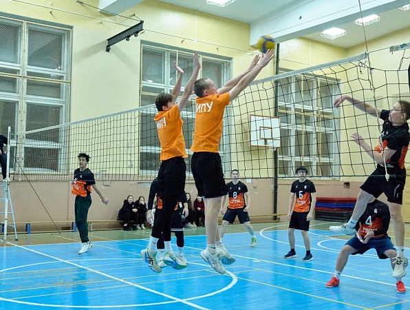 В ГИПУ прошел предновогодний турнир по волейболу «Корпус на корпус»